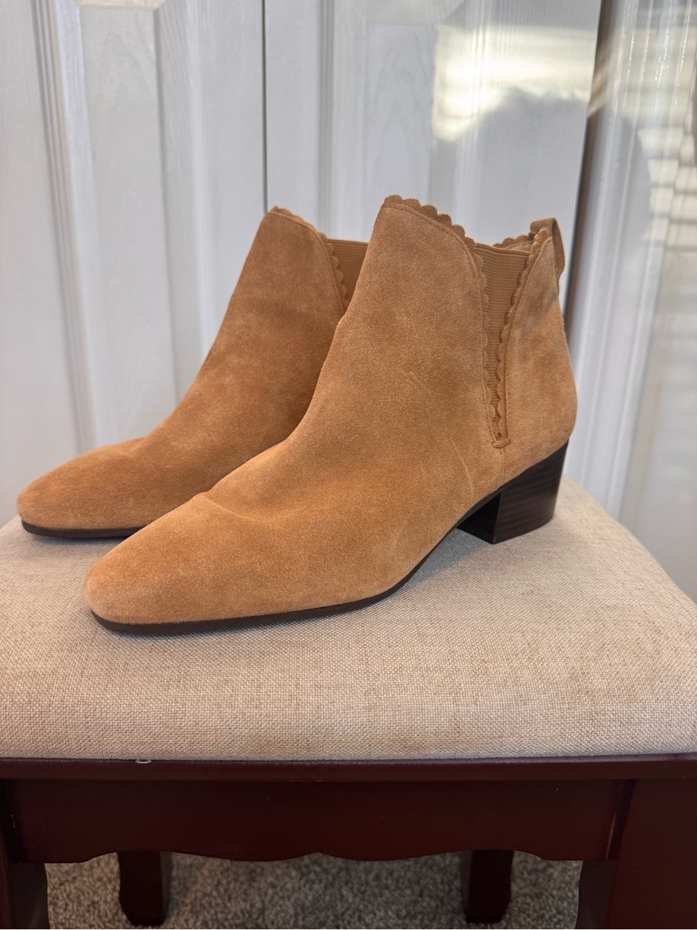 Talbots Woman’s Tan/Camel Scalloped Ankle Suede Booties Size 8.5 Inside Flaw - Picture 3 of 14